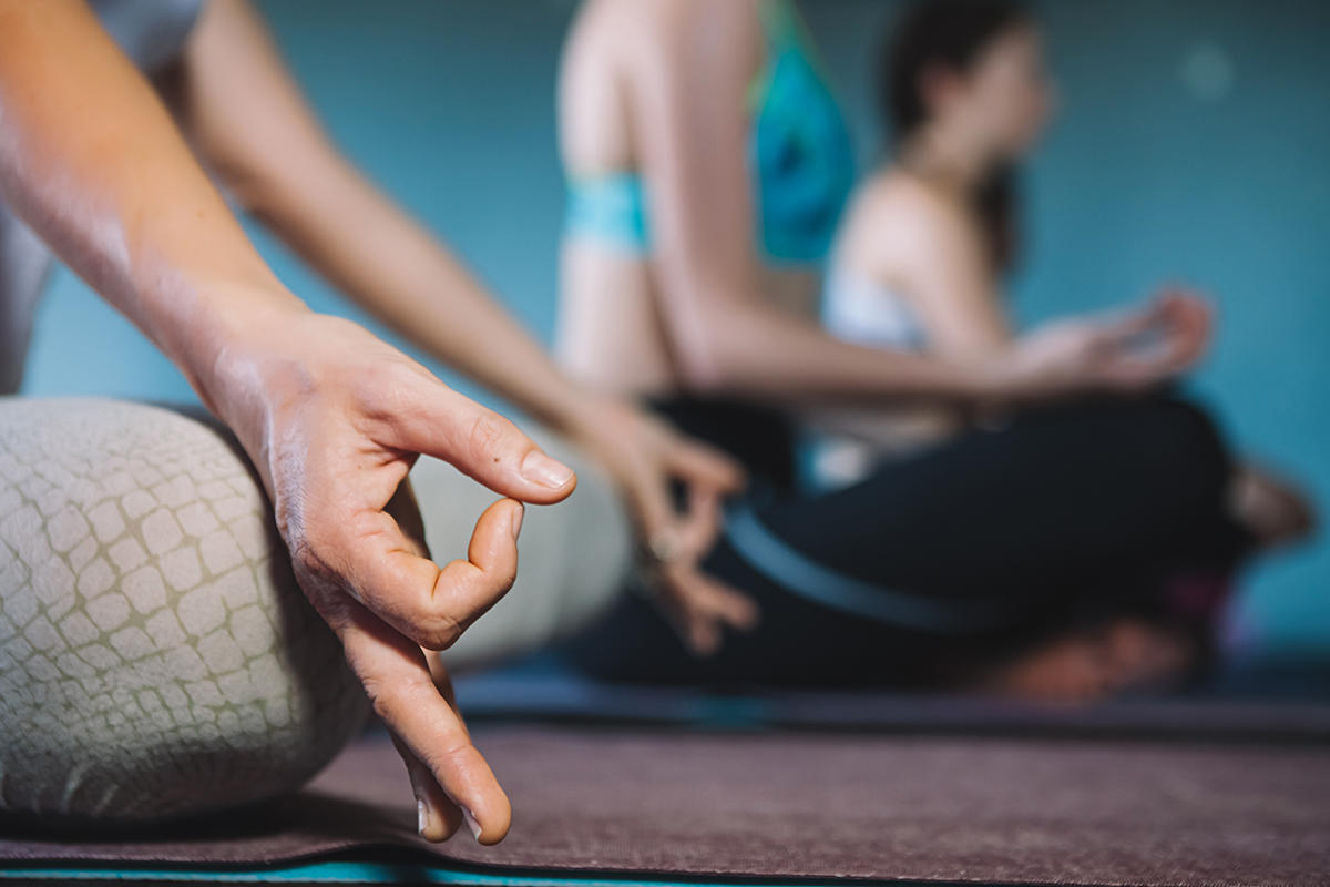 1200-woman-doing-yoga-class